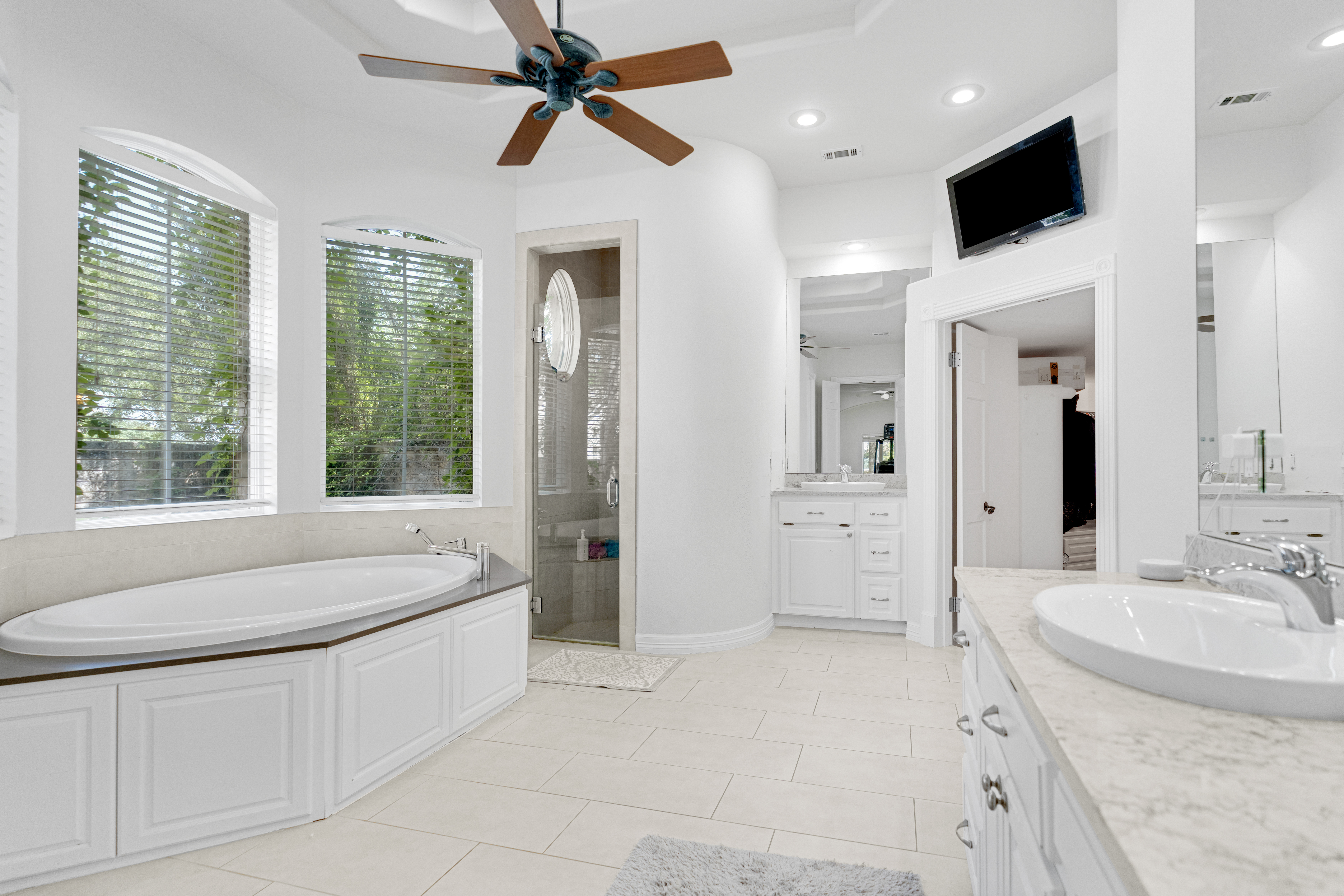 Traditional home primary bath